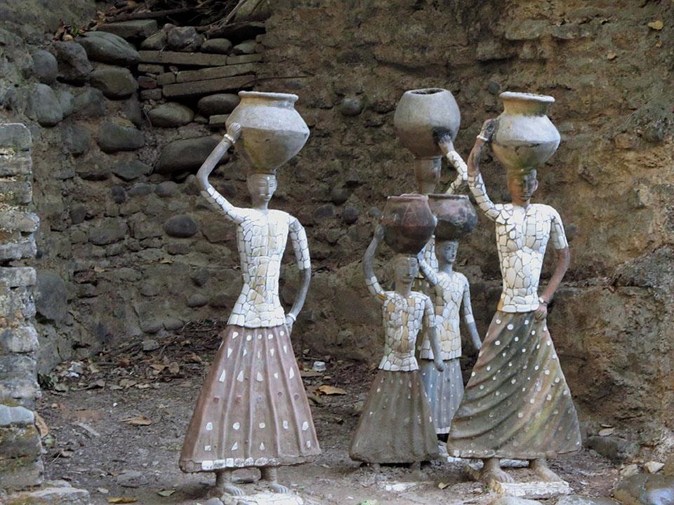 Esculturas de mulheres no Rock Garden de Chandigarh