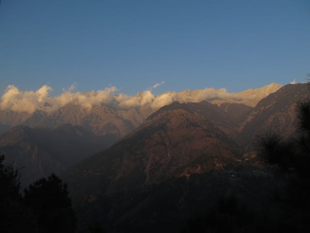 Montanhas do Himalaia em McLeod Ganj