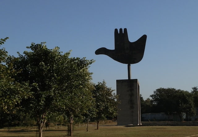 Monumento-da-mão-em-Chandigarh