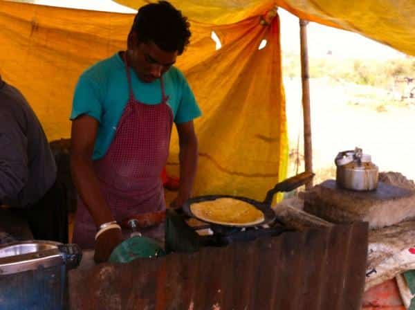 Vendedor fazendo chapati na Índia