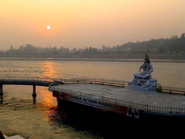 Estátua de Shiva no Ganges em Rishikesh, Índia 