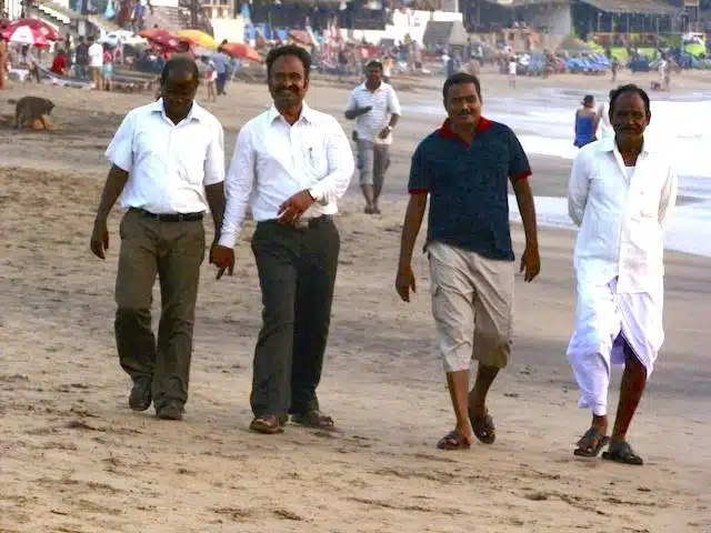 Homens em praia de Goa - Índia