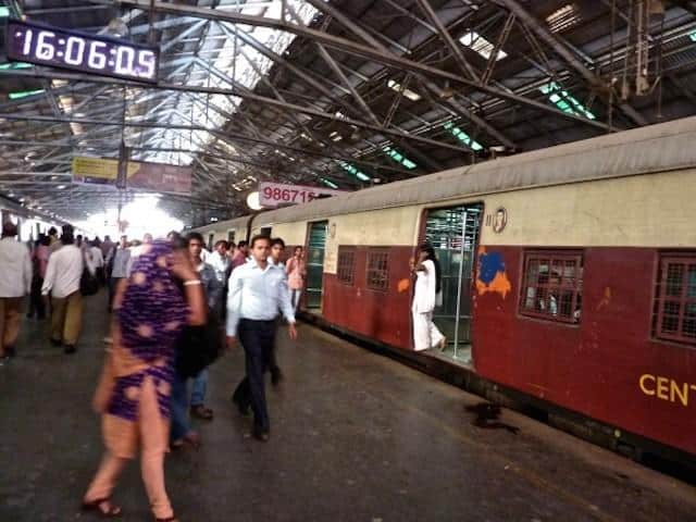 Plataforma de trem em Mumbai