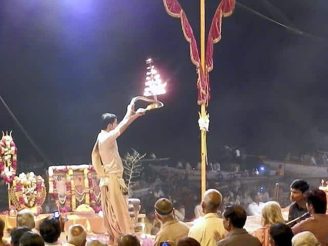 Cerimônia religiosa no rio Ganges, em Varanasi, Índia