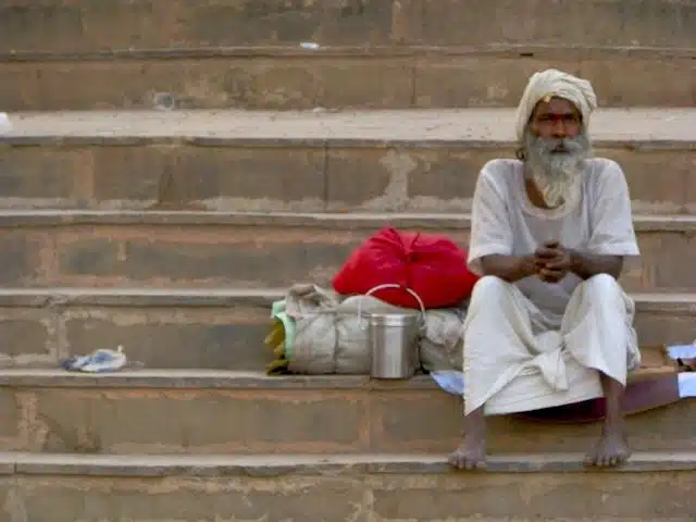 Homem em Ghat do Rio Ganges, Varanasi