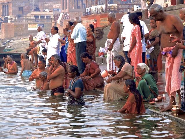 Ganges em Varanasi - rio poluído