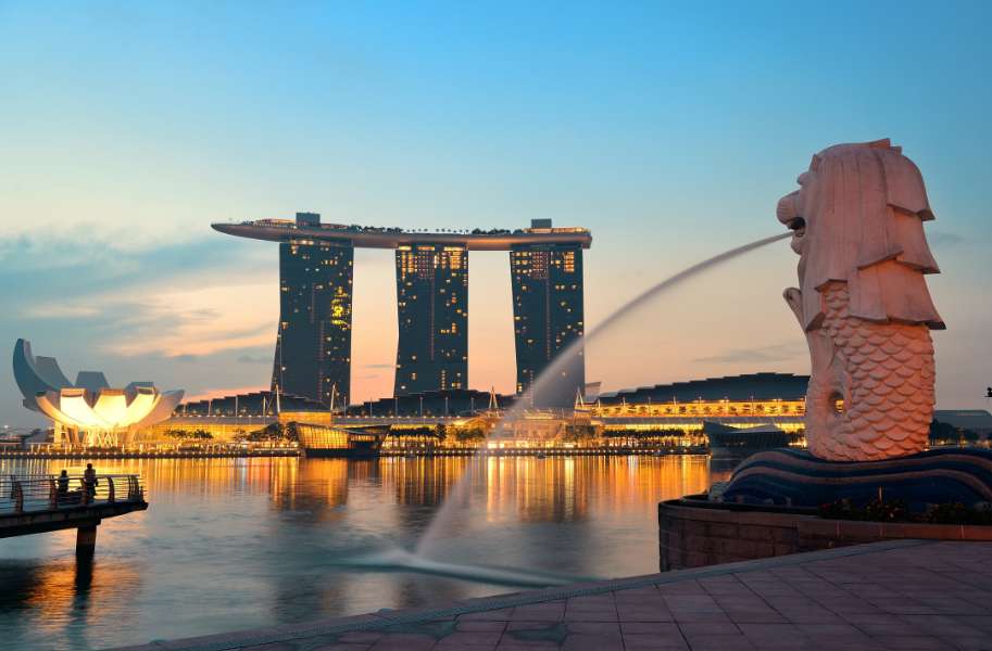 marina bay sends e merlion em singapura