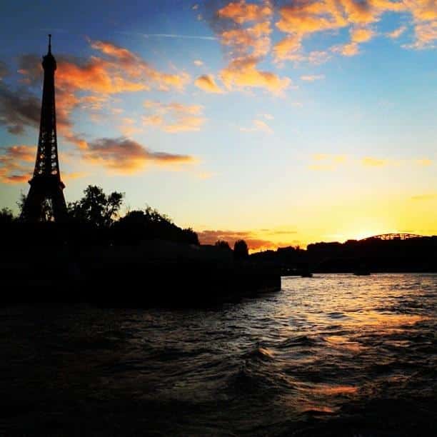 Por do sol em Paris, França