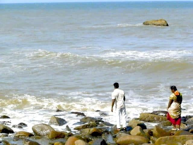 Pessoas na praia de Mamallapuram