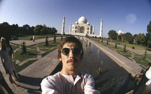 George Harrison em frente ao Taj Mahal