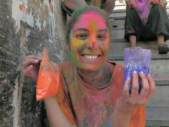 Muitos indianos jogando tinta em pó para o ar holi festival