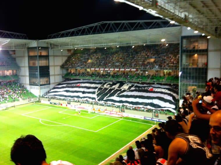 Jogo de Futebol Estádio 