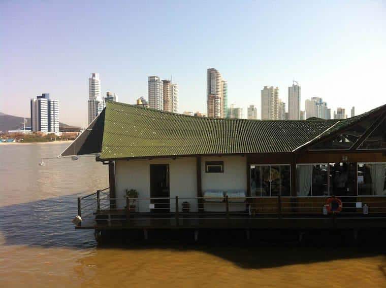 Restaurante flutuante em Balneário Camboriú