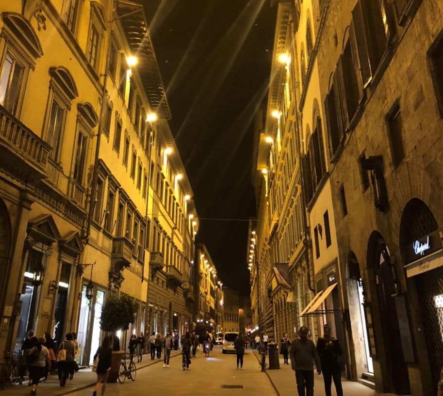 Rua a noite em Florença Italia