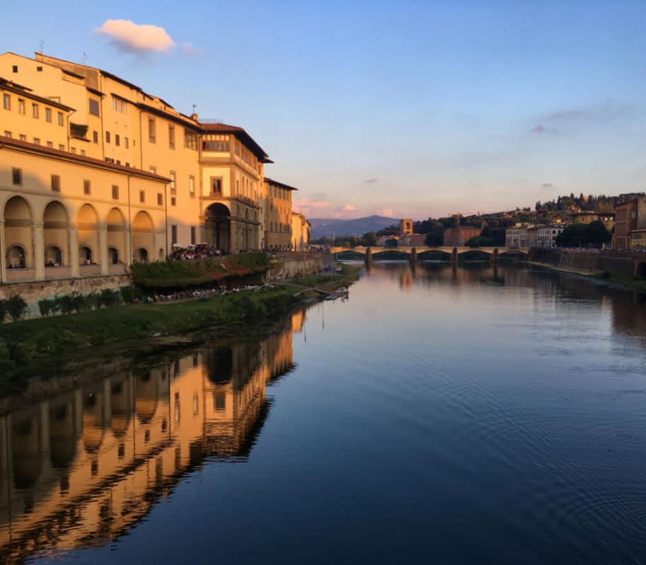 Vista da Galeria Uffizi no Por do Sol a partir da Ponte Vecchio em Florença na Itália