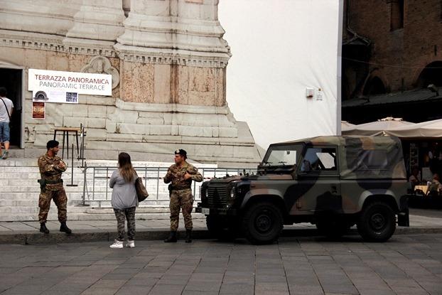 Exército em igreja de Bolonha, Itália