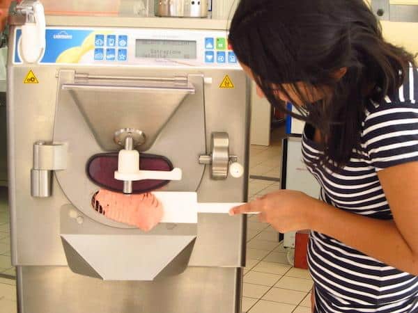 Luiza fazendo Gelato