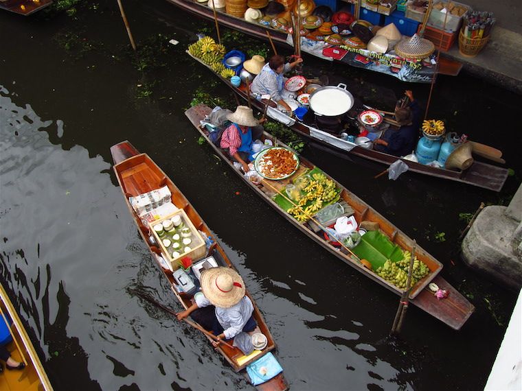 mercado flutuante na tailandia