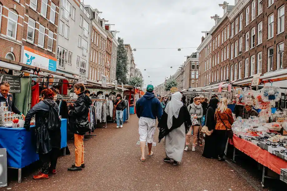 Feira no De Pjip, uma vizinhança multicultural para se hospedar em Amsterdam