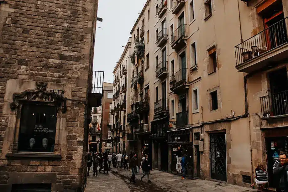 El Born, bairro boêmio da cidade velha de Barcelona, com opções baratas de hospedagem