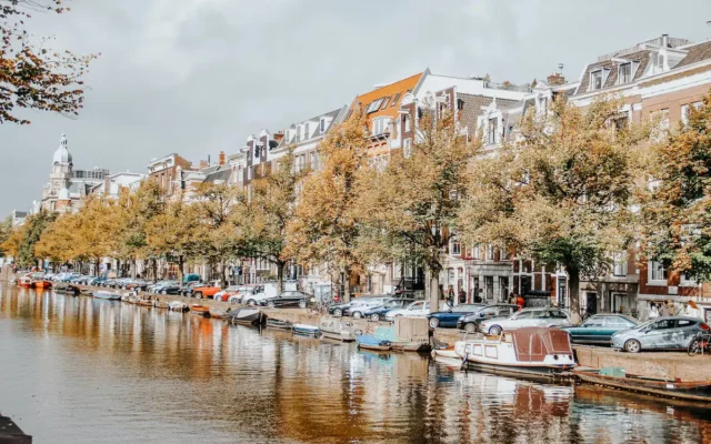Onde ficar em Amsterdam: os melhores bairros e regiões da cidade, além de dicas de hotéis e house-boats