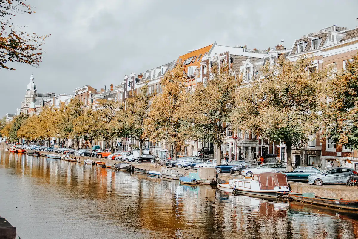 Onde ficar em Amsterdam: os melhores bairros e regiões da cidade, além de dicas de hotéis e house-boats
