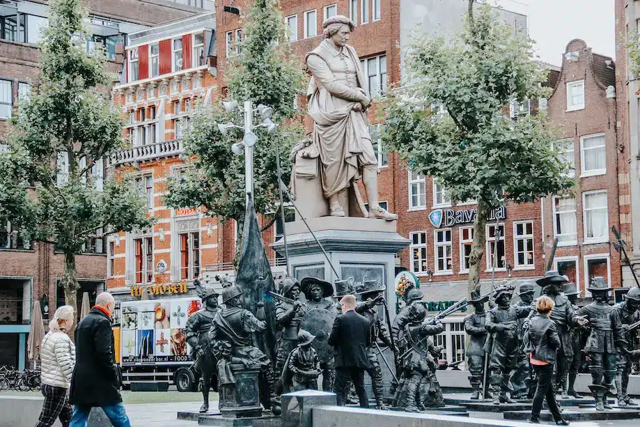 Praça Rembrandt, em Amsterdam. Há muito hotéis para escolher na região.