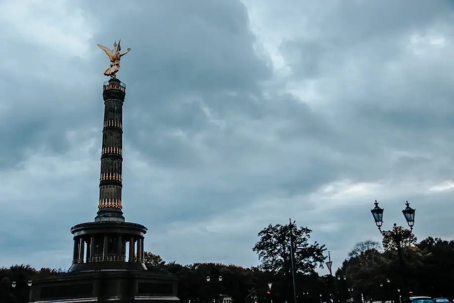 Imagem da Coluna Victoria ao anoitecer, com o Tiergarten no fundo. Berlim.