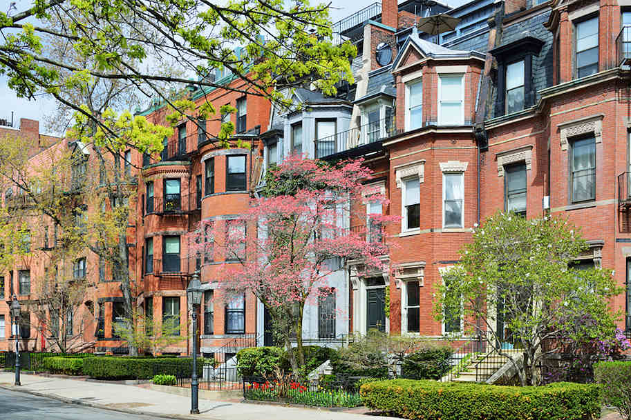 Casas do bairro de Back Bay e Newbudy St em Boston