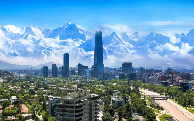 Vista de Santiago com a cordilheira dos andes ao fundo