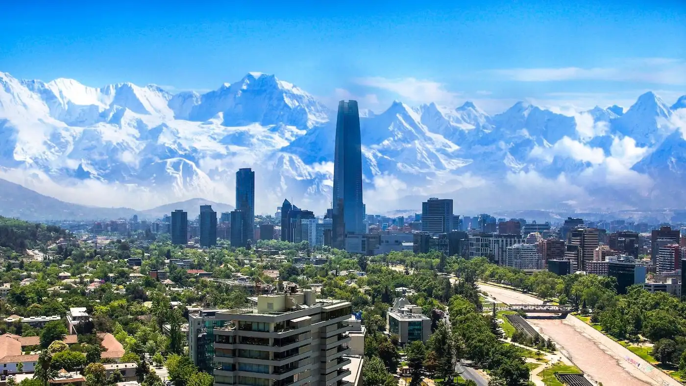 Vista de Santiago com a cordilheira dos andes ao fundo