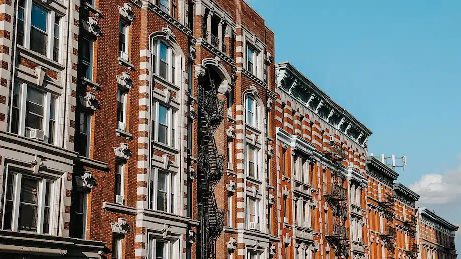 Rua com prédios típicos de Nova York no Upper West Side