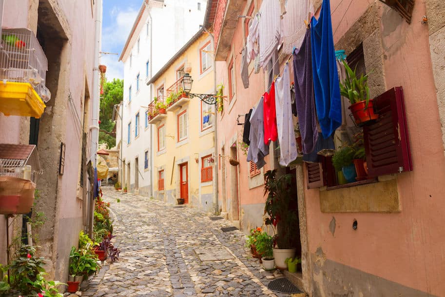 Rua em Alfama, bairro tradicional de Lisboa