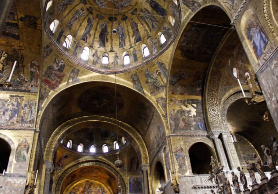 dentro da basilica de san marco mosaicos