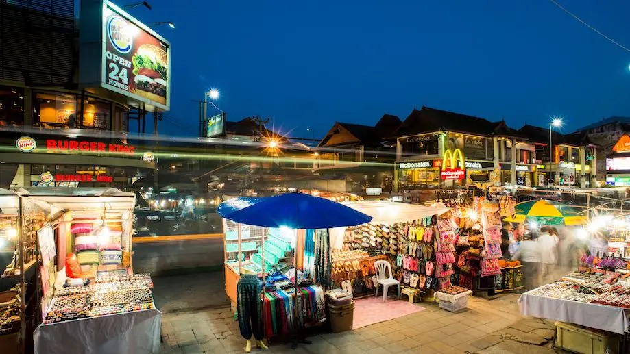 Barraquinhas do Night Bazaar em Chiang Mai, uma das melhores opções para se hospedar na cidade