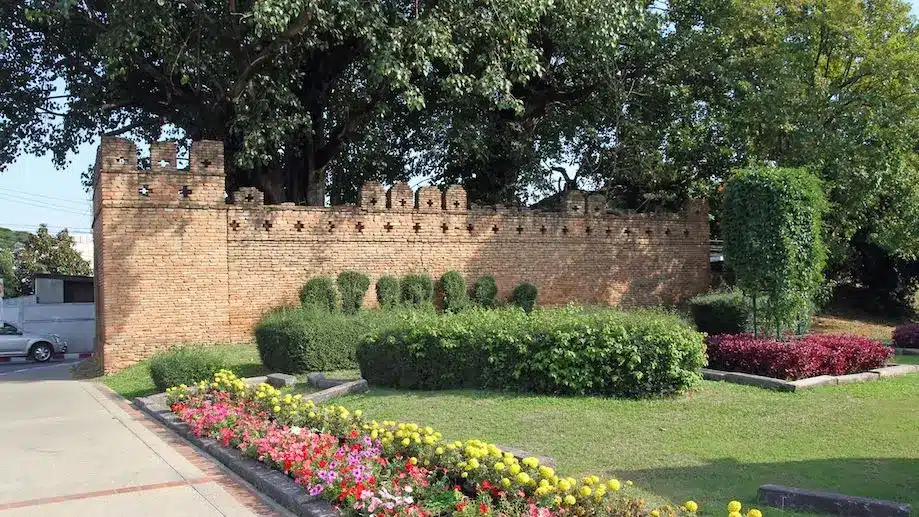 Portão no centro histórico de Chiang Mai, a melhor região onde ficar na cidade