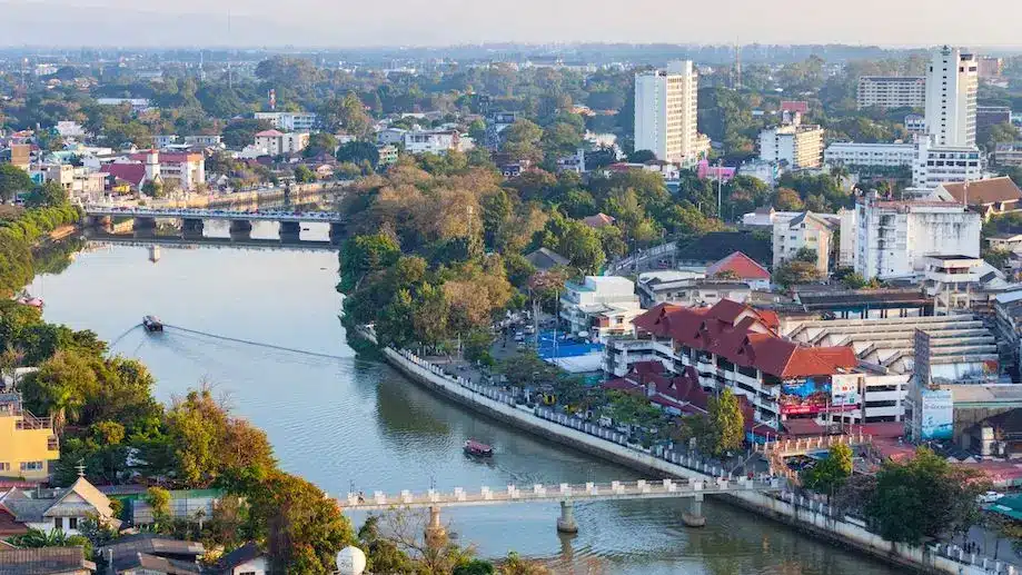 Vista aérea da região Riverside, em Chiang Mai, onde estão muitos hotéis e resorts de luxo