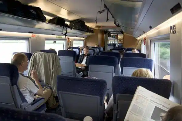 Dentro da segunda classe trem europa