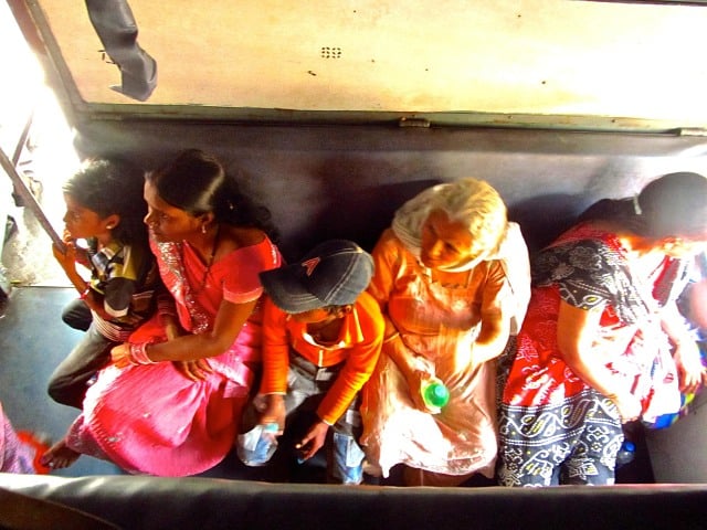 Familia indiana em um trem