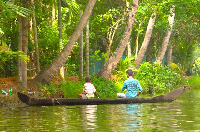 backwaters kerala meninos pescando