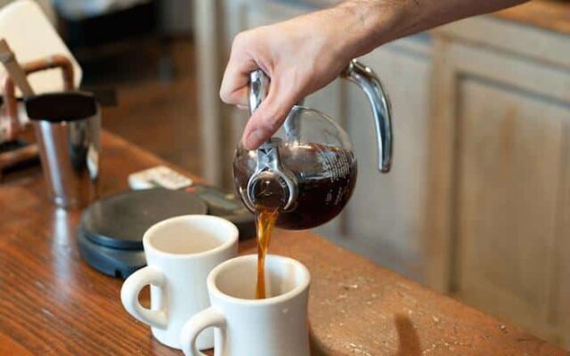 servindo café