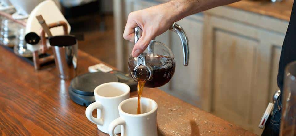 servindo café