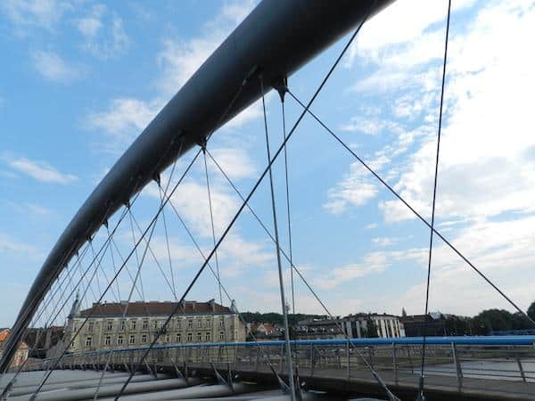 Ponte que liga o bairro judeu na Cracóvia