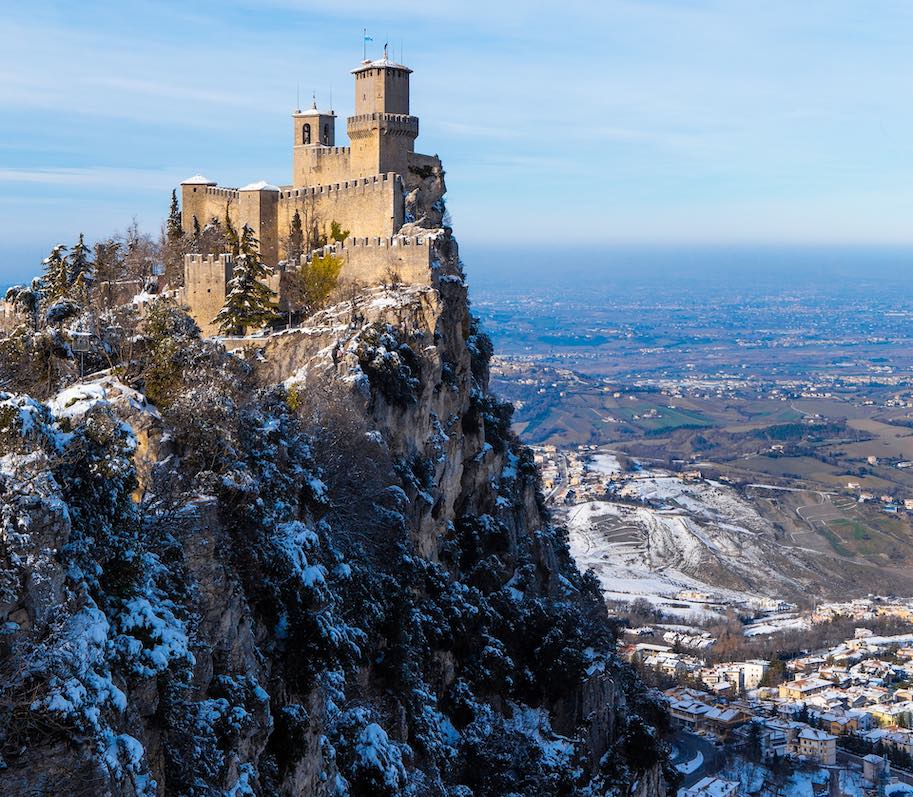 vista do castelo de san marino no inverno