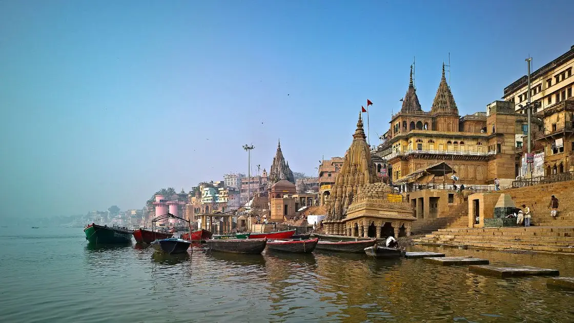 Vista dos ghats de Varanasi, com barcos ancorados a eles. Os melhores hotéis de Varanasi ficam próximos aos Ghats. 