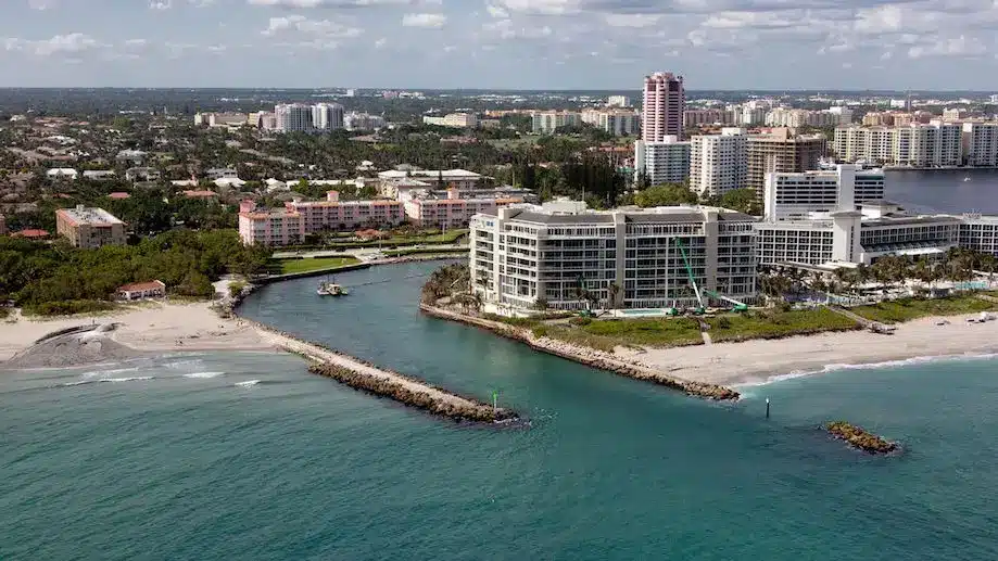 Vista aérea de hotéis na frente da praia de Boca Raton, na Florida