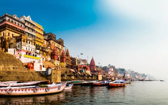 Vista da Cidade velha de Varanasi a partir do rio Ganges. Essa é uma das melhores regiões onde ficar em Varanasi.