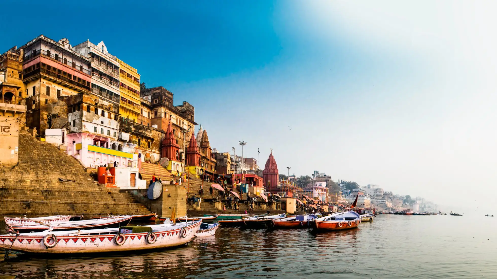 Vista da Cidade velha de Varanasi a partir do rio Ganges. Essa é uma das melhores regiões onde ficar em Varanasi.
