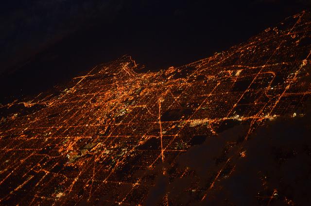 Vista avião cidade iluminada