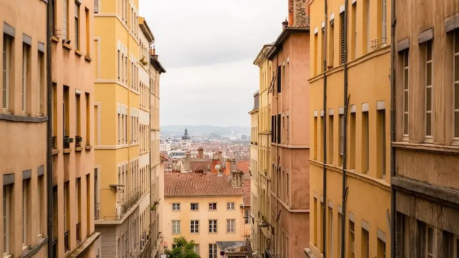 Rua da colina de Croix Rousse em Lyon, com a cidade vista ao fundo